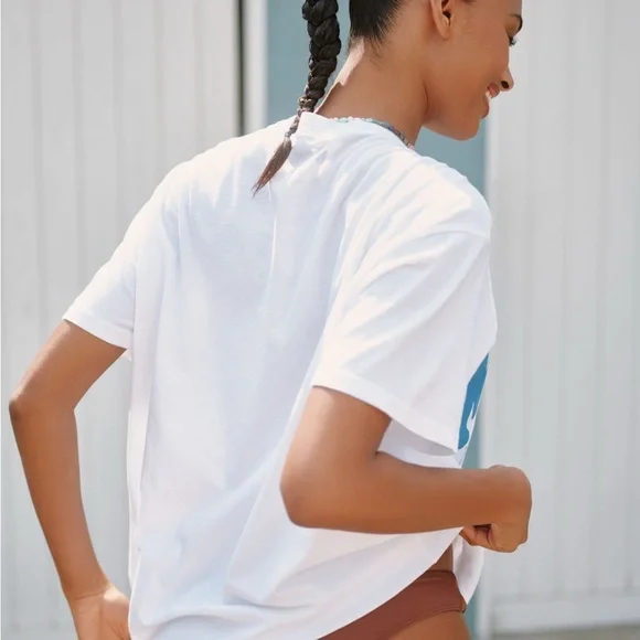 Show me your MuMu White Graphic Tee with Blue Print - Picture 2 of 9